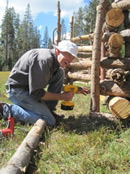 El miembro de CSERC Don Thomas participando en un proyecto voluntario de restauración construyendo una cerca alrededor de un prado. El proyecto fue organizado por CSERC y el Servicio Forestal en 2011.